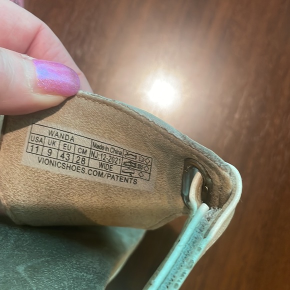 VIONIC White Leather “WANDA” orthopedic thong sandals - Picture 8 of 8